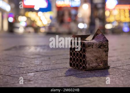 AMSTERDAM - le désordre de la Saint-Sylvestre sur le Leidseplein. Les équipes de nettoyage se sont mises en route tôt le jour de l'an pour nettoyer les restes de la Saint-Sylvestre. ANP MICHEL VAN BERGEN pays-bas - belgique Banque D'Images