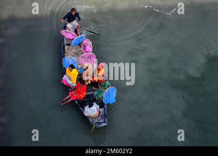 Famille de pêcheurs vue aller à la pêche sur la rivière Matla. Canning est situé près de 100 km de Kolkata et dans la région sous le delta Sunderban sur les rives occidentales de la rivière Matla. La plupart des habitants du delta sont des pêcheurs qui sont confrontés à des défis alors que l'océan envahit des terres dans la plus grande forêt de mangroves du monde, des humains et des tigres sont coincés dans un espace de plus en plus réduit dans les Sundarbans indiens, avec des conséquences mortelles. Le niveau de la mer a augmenté en moyenne de 3 à 5 centimètres par an au cours des deux dernières décennies dans les Sundarbans, ce qui a conduit à l'un des taux les plus rapides de la côte e Banque D'Images