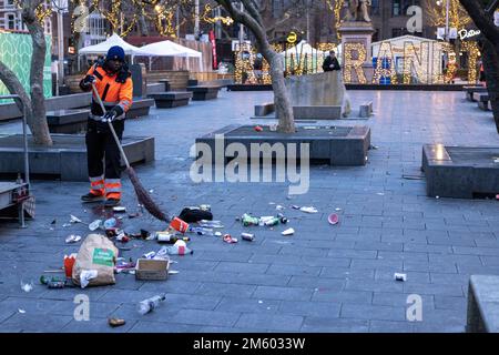 AMSTERDAM - le mess de la Saint-Sylvestre sur la Rembrandtplein. Les équipes de nettoyage sortent tôt le jour de l'an pour nettoyer les restes de la Saint-Sylvestre. ANP MICHEL VAN BERGEN pays-bas - belgique Banque D'Images