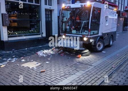 AMSTERDAM - le mess de la Saint-Sylvestre sur la Rembrandtplein. Les équipes de nettoyage sortent tôt le jour de l'an pour nettoyer les restes de la Saint-Sylvestre. ANP MICHEL VAN BERGEN pays-bas - belgique Banque D'Images