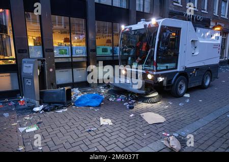 AMSTERDAM - le mess de la Saint-Sylvestre sur la Rembrandtplein. Les équipes de nettoyage sortent tôt le jour de l'an pour nettoyer les restes de la Saint-Sylvestre. ANP MICHEL VAN BERGEN pays-bas - belgique Banque D'Images