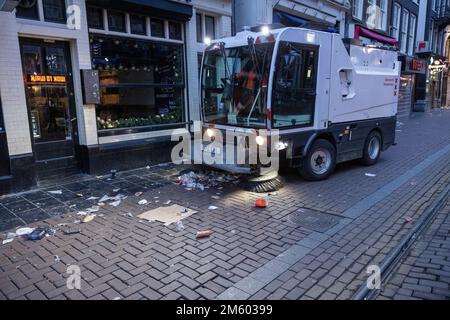 AMSTERDAM - le mess de la Saint-Sylvestre sur la Rembrandtplein. Les équipes de nettoyage sortent tôt le jour de l'an pour nettoyer les restes de la Saint-Sylvestre. ANP MICHEL VAN BERGEN pays-bas - belgique Banque D'Images