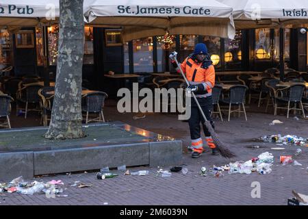 AMSTERDAM - le mess de la Saint-Sylvestre sur la Rembrandtplein. Les équipes de nettoyage sortent tôt le jour de l'an pour nettoyer les restes de la Saint-Sylvestre. ANP MICHEL VAN BERGEN pays-bas - belgique Banque D'Images