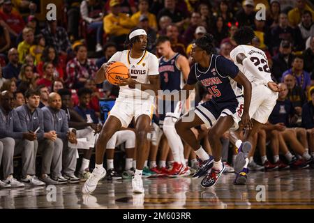 Le garde d'État d'Arizona Jamiya Neal (5) est défendu par le garde d'Arizona Cedric Henderson Jr. (45) dans la première moitié du match de basket-ball NCAA contre l'U Banque D'Images