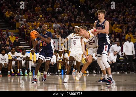 Le garde de l'université d'Arizona Cedric Henderson Jr. (45) tente un tir dans la première moitié du match de basket-ball de la NCAA contre l'État d'Arizona à Tempe, AR Banque D'Images