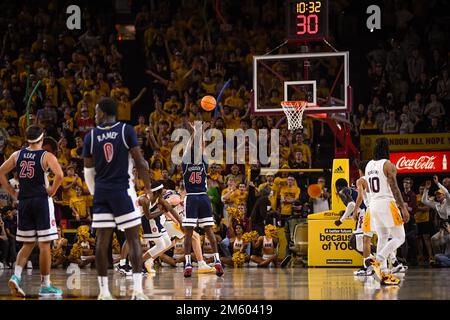 Le garde de l'université d'Arizona Cedric Henderson Jr. (45) tente un lancement libre dans la deuxième moitié du match de basket-ball NCAA contre l'État d'Arizona à te Banque D'Images