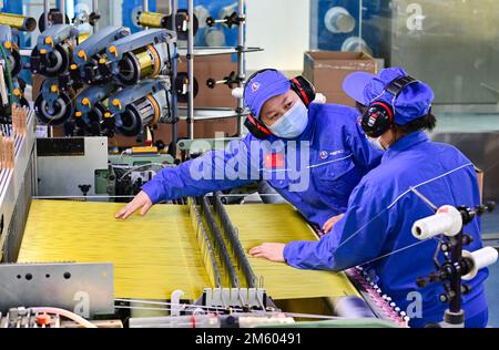 HOHHOT, CHINE - le 1 JANVIER 2023 - les travailleurs de l'Institut 46th du Sixième Institut de recherche de la Société chinoise de science et d'industrie aérospatiales WO Banque D'Images