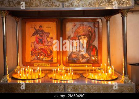 Madaba, Jordanie - 5 novembre 2022 : intérieur de l'église orthodoxe grecque de Saint-Georges, connue par sa mosaïque byzantine et Omeyyade Banque D'Images