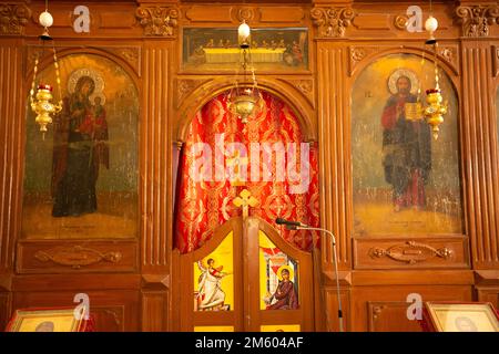 Madaba, Jordanie - 5 novembre 2022 : intérieur de l'église orthodoxe grecque de Saint-Georges, connue par sa mosaïque byzantine et Omeyyade Banque D'Images