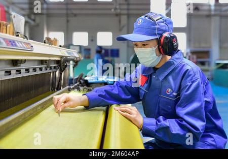 HOHHOT, CHINE - le 1 JANVIER 2023 - les travailleurs de l'Institut 46th du Sixième Institut de recherche de la Société chinoise de science et d'industrie aérospatiales WO Banque D'Images