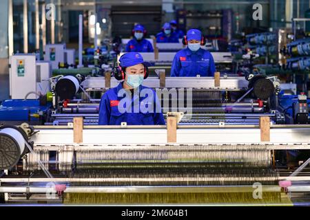 HOHHOT, CHINE - le 1 JANVIER 2023 - les travailleurs de l'Institut 46th du Sixième Institut de recherche de la Société chinoise de science et d'industrie aérospatiales WO Banque D'Images