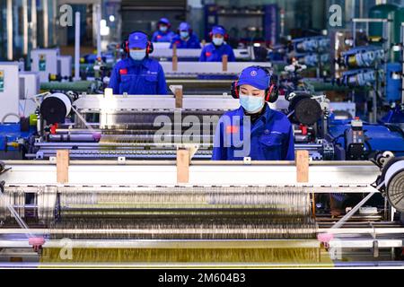 HOHHOT, CHINE - le 1 JANVIER 2023 - les travailleurs de l'Institut 46th du Sixième Institut de recherche de la Société chinoise de science et d'industrie aérospatiales WO Banque D'Images