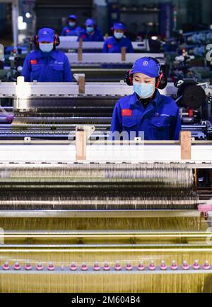 HOHHOT, CHINE - le 1 JANVIER 2023 - les travailleurs de l'Institut 46th du Sixième Institut de recherche de la Société chinoise de science et d'industrie aérospatiales WO Banque D'Images