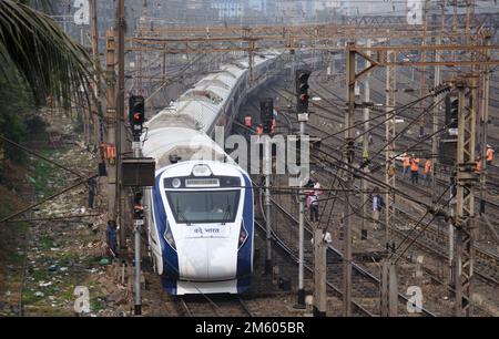 Kolkata, Bengale occidental, Inde. 30th décembre 2022. Le voyage a commencé. Howrah vers le nouveau train de Jalpaiguri a commencé le 30th décembre 2022.in la présence du ministre des chemins de fer, du ministre en chef du Bengale occidental et d'autres dignitaires. (Credit image: © Sandip Saha/Pacific Press via ZUMA Press Wire) Banque D'Images