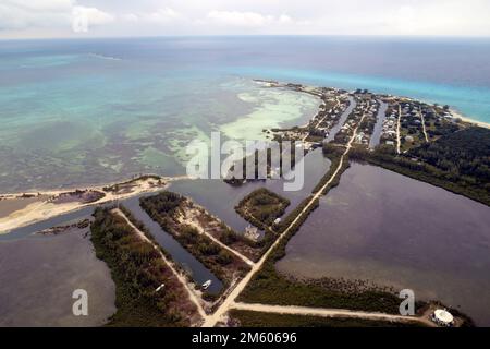 Une vue aérienne du port de Nixon à South Bimini, Bahamas Banque D'Images