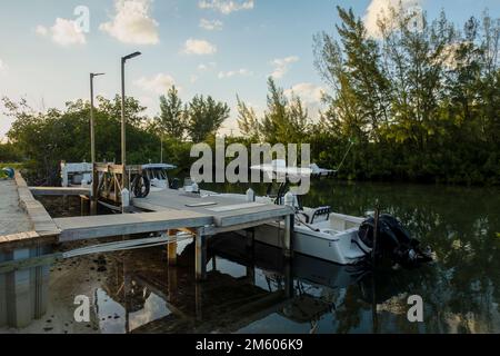 Un petit bateau amarré dans un coin calme de South Bimini, Bahamas Banque D'Images