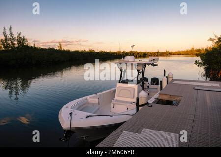 Un petit bateau amarré dans un coin calme de South Bimini, Bahamas Banque D'Images