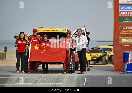 237 TIAN po (chn), DU Xuanyi (chn), HANWEI Motorsport Team, SMG, Auto, FIA W2RC, action lors de la cérémonie du podium de départ du Dakar 2023, sur 31 décembre 2022 près de Yanbu, Arabie Saoudite - photo: Gigi Soldano /DPPI/LiveMedia Banque D'Images