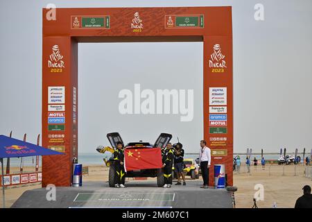 237 TIAN po (chn), DU Xuanyi (chn), HANWEI Motorsport Team, SMG, Auto, FIA W2RC, action lors de la cérémonie du podium de départ du Dakar 2023, sur 31 décembre 2022 près de Yanbu, Arabie Saoudite - photo: Gigi Soldano /DPPI/LiveMedia Banque D'Images