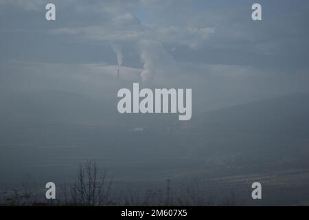 Paysage industriel brumeux dans la petite ville minière de Pljevlja, Monténégro Banque D'Images