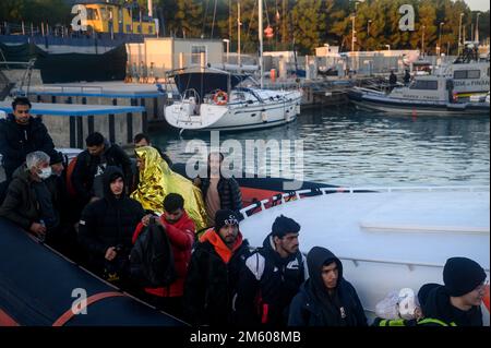 Roccella Jonica, Italie. 31st décembre 2022. Les migrants ont vu débarquer. Près de 90 migrants, principalement d'Afghanistan, du Pakistan et d'Iran, ont été sauvés par la Garde côtière italienne et emmenés au port de Roccella Jonica « Porto Delle Grazie ». Un bébé, né il y a trois jours pendant le passage à niveau, un nouveau-né de 11 jours et un bébé de cinq mois étaient également à bord. Des membres de la Croix-Rouge, des médecins sans frontières et du personnel sanitaire ont aidé les bébés, leurs familles et d'autres migrants. Crédit : SOPA Images Limited/Alamy Live News Banque D'Images