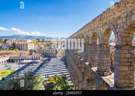 Aqueduc romain jetant des ombres sur la place du marché à Segovia, Espagne Banque D'Images