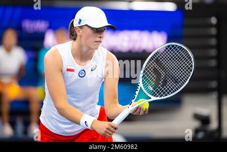 IGA Swiatek, de Pologne, en action contre Yulia Putintseva, du Kazakhstan, lors de son premier match de la coupe unie de tennis de Brisbane 2023 sur 31 décembre 2022 à Brisbane, Australie - photo : Rob Prange/DPPI/LiveMedia Banque D'Images