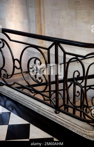 Rambarde d'escalier en fer forgé à Paris Banque D'Images