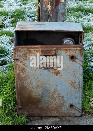 Boîte de transformation vieillie et désaffecté de Lucy of Oxford à Westbury Leigh, Wiltshire, Angleterre, Royaume-Uni. Banque D'Images