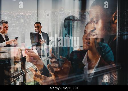 Les employés de bureau travaillent ensemble à l'analyse des données et des graphiques Banque D'Images