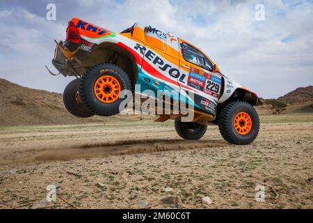 229 ESTEVE PUJOL Isidre (spa), VILLALOBOS VALCARCEL José Maria (spa), Repsol Rally Team, Toyota Hilux, Auto, action pendant la phase 1 du Dakar 2023 autour du camp de la mer, sur 1 janvier 2023 près de Yanbu, Arabie Saoudite - photo Florent Gooden / DPPI Banque D'Images