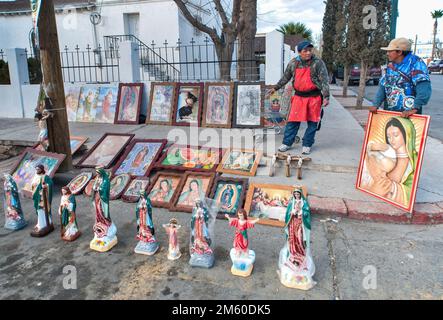 Vente de peintures religieuses à la Calle 6, rue près de la Iglesia de Guadalupe, église à la Plaza à Agua Prieta, Sonora, Mexique Banque D'Images