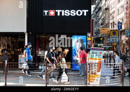 Hong Kong, Chine. 31st décembre 2022. Des piétons marchent devant le magasin Tissot de l'horloger suisse de luxe à Hong Kong. Crédit : SOPA Images Limited/Alamy Live News Banque D'Images