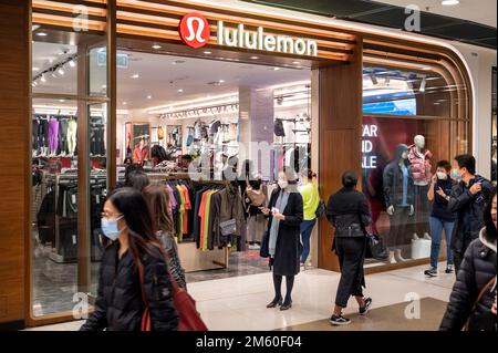 Hong Kong, Chine. 31st décembre 2022. Les acheteurs marchent devant le groupe de vêtements de sport canadien, le magasin Lululemon à Hong Kong. Crédit : SOPA Images Limited/Alamy Live News Banque D'Images