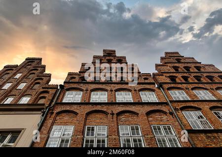 Gables des entrepôts, brique gothique dans la vieille ville, site du patrimoine mondial de l'UNESCO ciel nocturne, Luebeck, Schleswig-Holstein, Allemagne Banque D'Images