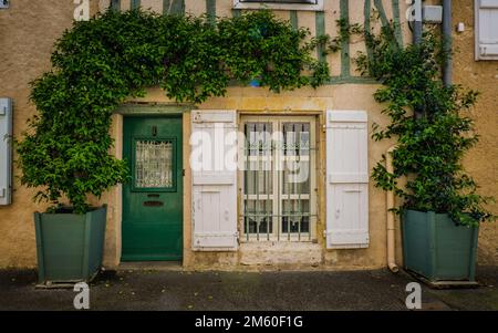 Rues mignonnes, fleuries et étroites du petit village de Lectoure dans le sud de la France (Gers) Banque D'Images