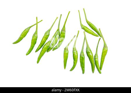 Le petit chilis vert est également connu sous le nom de Capsicum annuum (piments) et Capsicum frutescens isolé sur blanc Banque D'Images