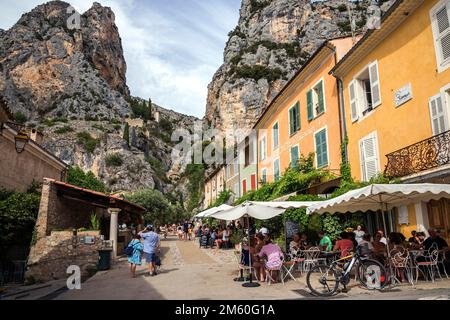 Allée avec restaurants à Moustiers-Sainte-Marie, Département Alpes-de-haute-Provence, région Provence-Alpes-Côte d'Azur, Provence, France Banque D'Images