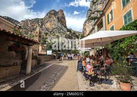 Allée avec restaurants à Moustiers-Sainte-Marie, Département Alpes-de-haute-Provence, région Provence-Alpes-Côte d'Azur, Provence, France Banque D'Images