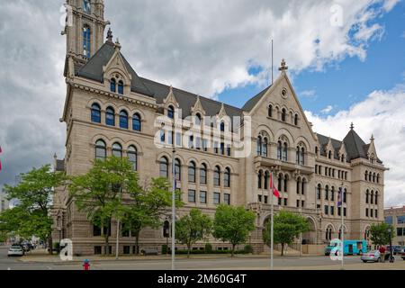 Erie Community College Downtown Branch occupe maintenant le vieux bureau de poste, érigé en 1901. La structure gothique à surface de granit est un point de repère. Banque D'Images