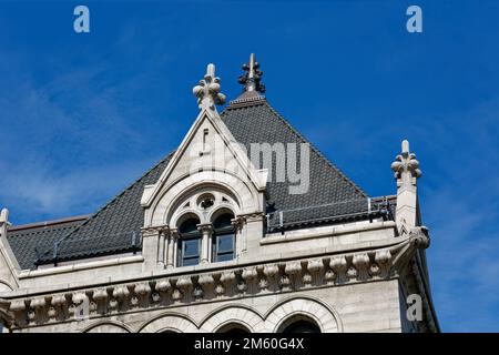 Erie Community College Downtown Branch occupe maintenant le vieux bureau de poste, érigé en 1901. La structure gothique à surface de granit est un point de repère. Banque D'Images