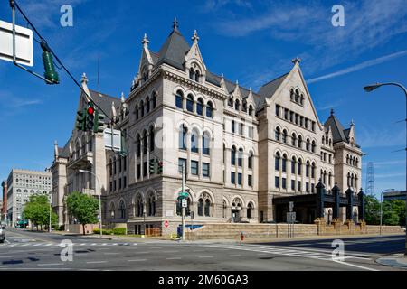 Erie Community College Downtown Branch occupe maintenant le vieux bureau de poste, érigé en 1901. La structure gothique à surface de granit est un point de repère. Banque D'Images