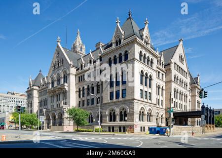 Erie Community College Downtown Branch occupe maintenant le vieux bureau de poste, érigé en 1901. La structure gothique à surface de granit est un point de repère. Banque D'Images