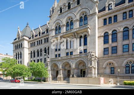 Erie Community College Downtown Branch occupe maintenant le vieux bureau de poste, érigé en 1901. La structure gothique à surface de granit est un point de repère. Banque D'Images