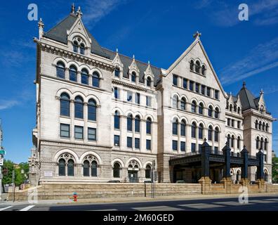 Erie Community College Downtown Branch occupe maintenant le vieux bureau de poste, érigé en 1901. La structure gothique à surface de granit est un point de repère. Banque D'Images