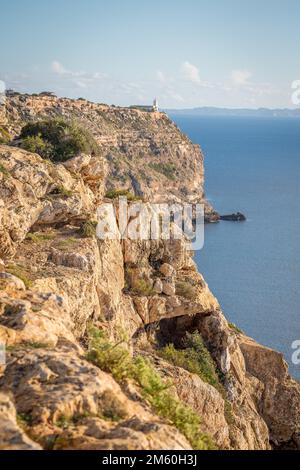 Vue sur la falaise avec phare loin de Cap blanc dans le sud de Majorque, près de sa Torre, Majorque, Espagne Banque D'Images