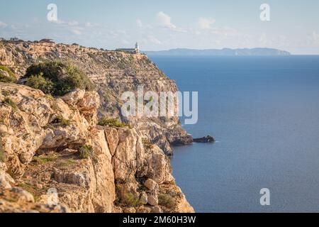 Vue sur la falaise avec phare loin de Cap blanc dans le sud de Majorque, près de sa Torre, Majorque, Espagne Banque D'Images