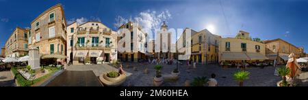 360 panorama au centre de la vieille ville médiévale de Tropea, Piazza Ercole, Tropea, Vibo Valentia, Calabre, Italie du Sud, Italie Banque D'Images
