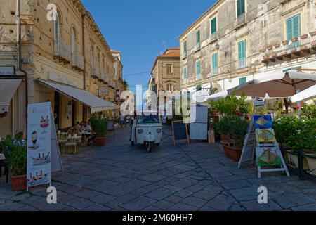 Vieille ville médiévale de Tropea avec le tricycle Piaggio Calessino APE, Tropea, Vibo Valentia, Calabre, Italie du Sud, Italie Banque D'Images