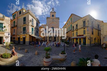 Centre de la vieille ville médiévale de Tropea, Piazza Ercole, Tropea, Vibo Valentia, Calabre, Italie du Sud, Italie Banque D'Images